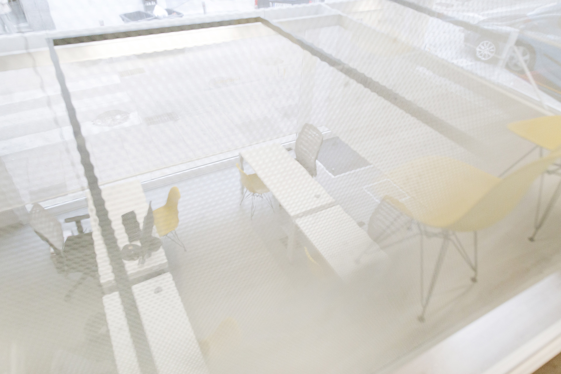 La chapa microperforada permite generar privacidad en la sala de reuniones