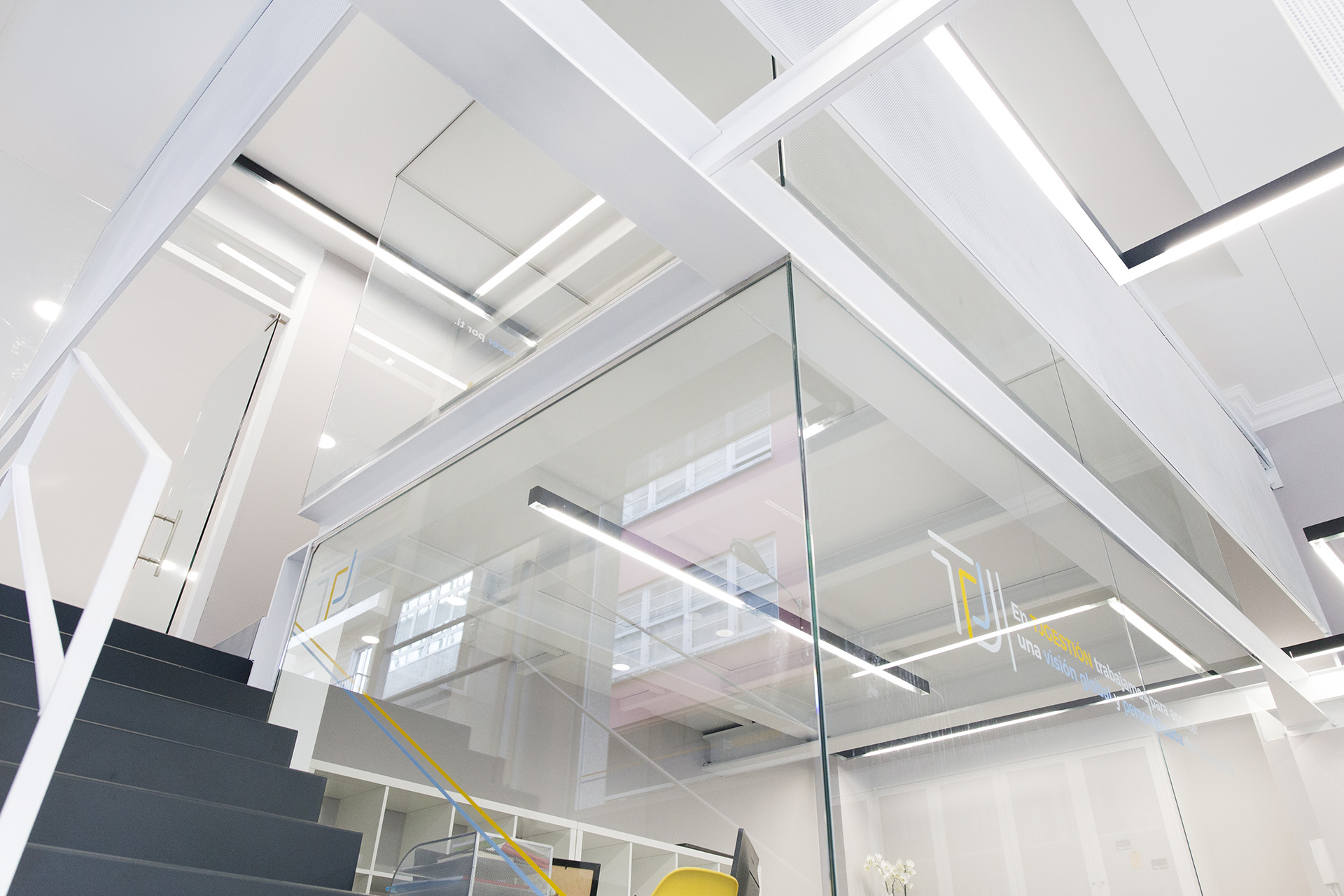 Box de trabajo y sala de reuniones en la planta superior
